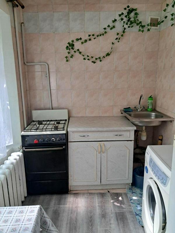 Cozy 1-Room Apartment on Miliutenka Street with Gas and Amenities