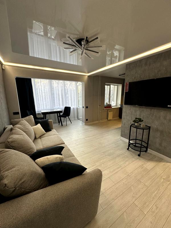 Newly renovated one-bedroom apartment near Lybidska metro