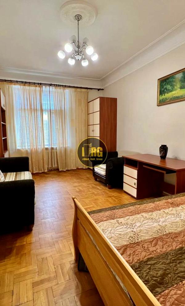 3-Room Apartment near Khreshchatyk Metro, Fully Furnished