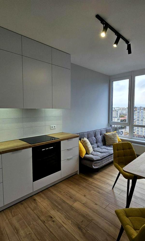 Stylish One-Bedroom Apartment in Lincoln Complex with Designer Renovation