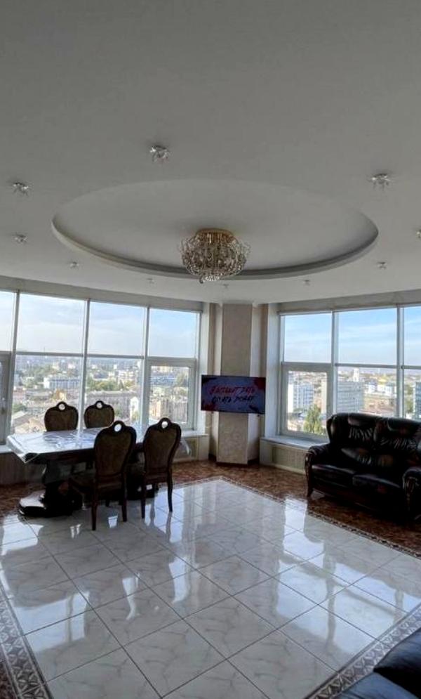 Spacious 4-Room Apartment in City Center with Panoramic Views