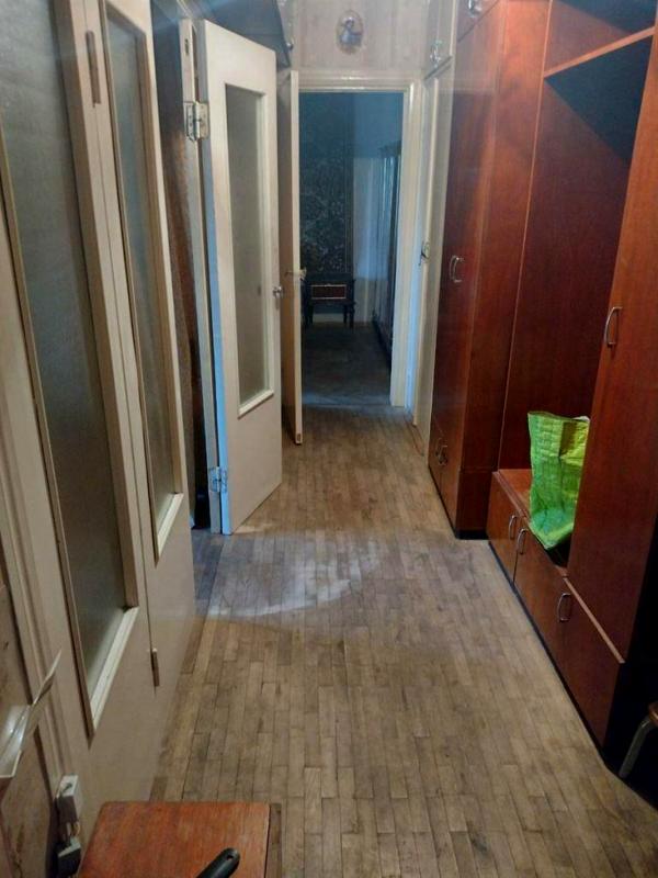 2-Room Apartment near Lukyanivska Metro with Balcony