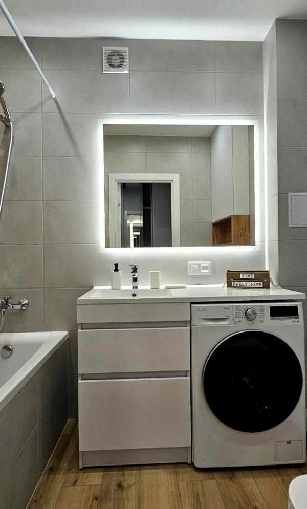 Stylish One-Bedroom Apartment in Lincoln Complex with Designer Renovation