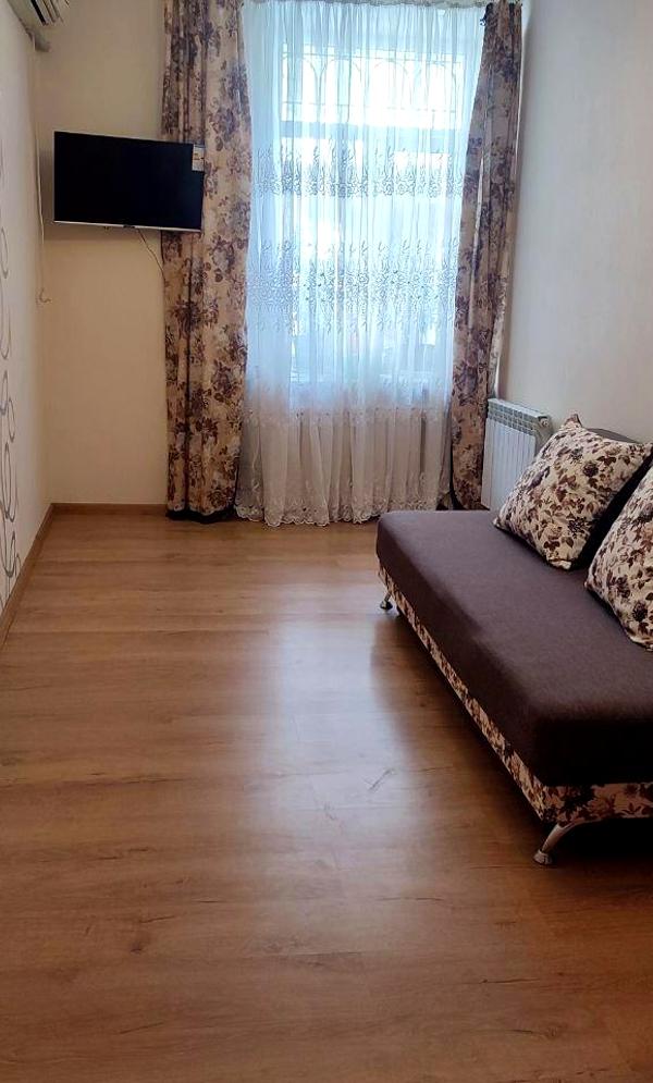1-Room Stalinka Apartment in Odessa City Center with Gas