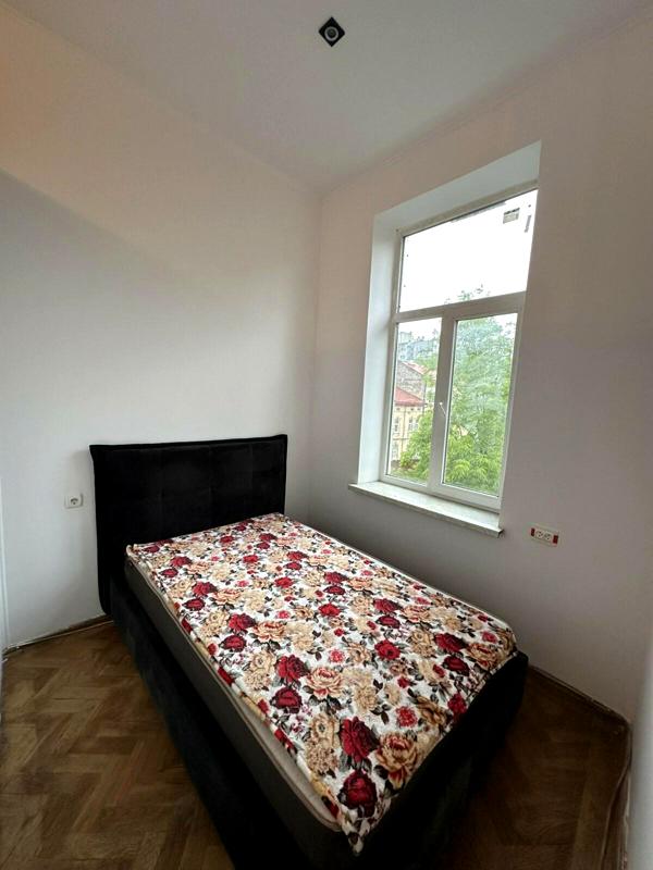 Renovated apartment with modern amenities and convenient layout