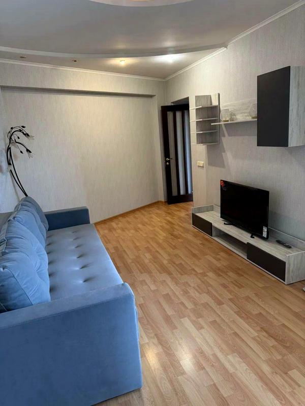 Spacious 2-Room Apartment in City Center near Palace of Ukraine Metro