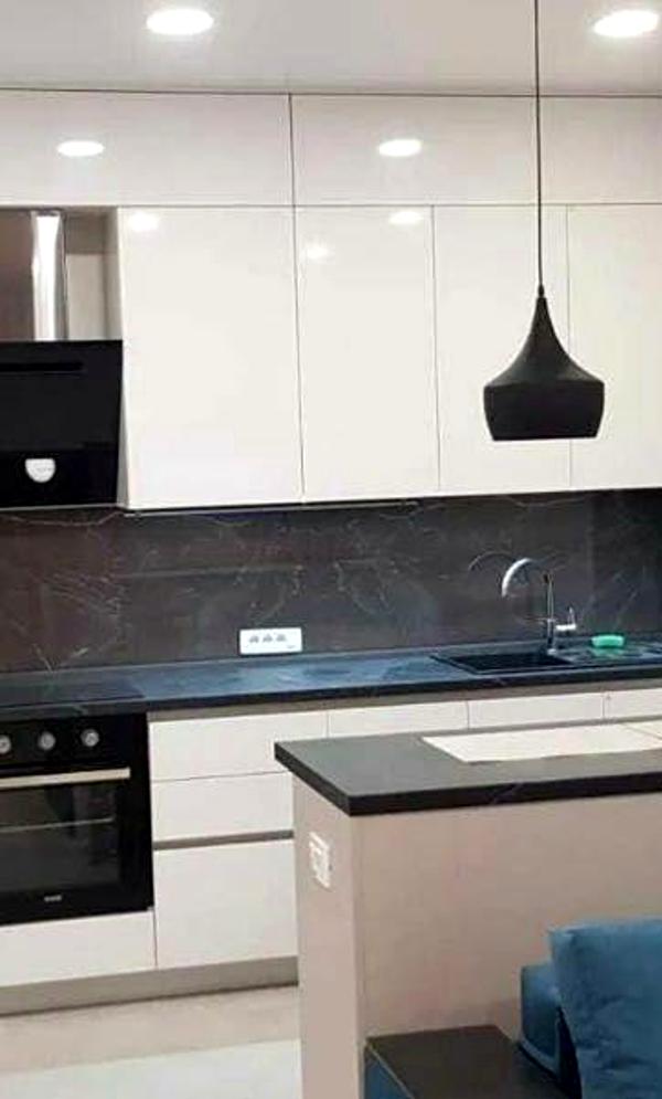 1-Bedroom Apartment in 4 Seasons Complex, City Center, 13th Floor