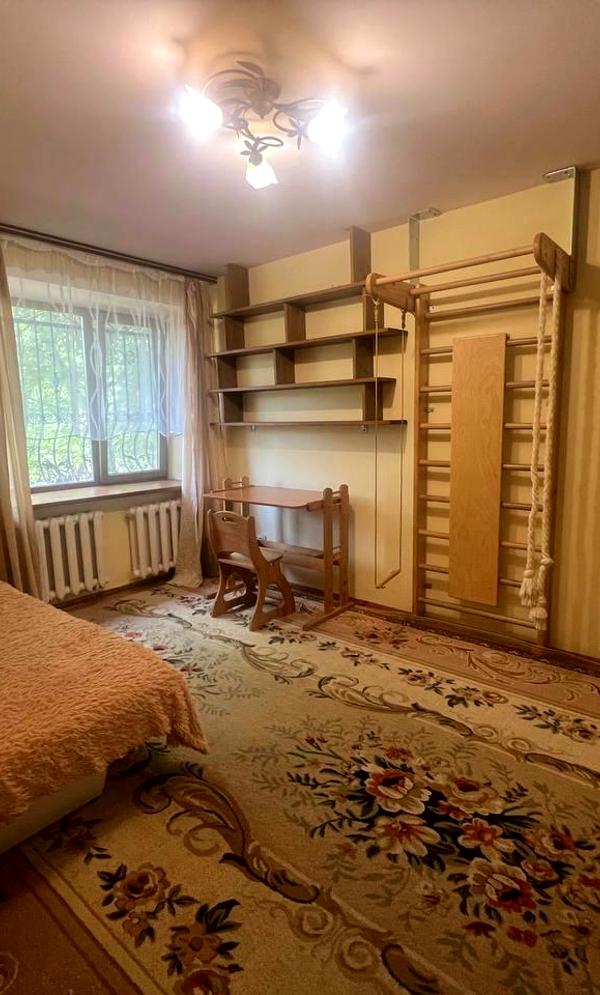 Spacious 1-bedroom apartment near Striysky Park with balcony