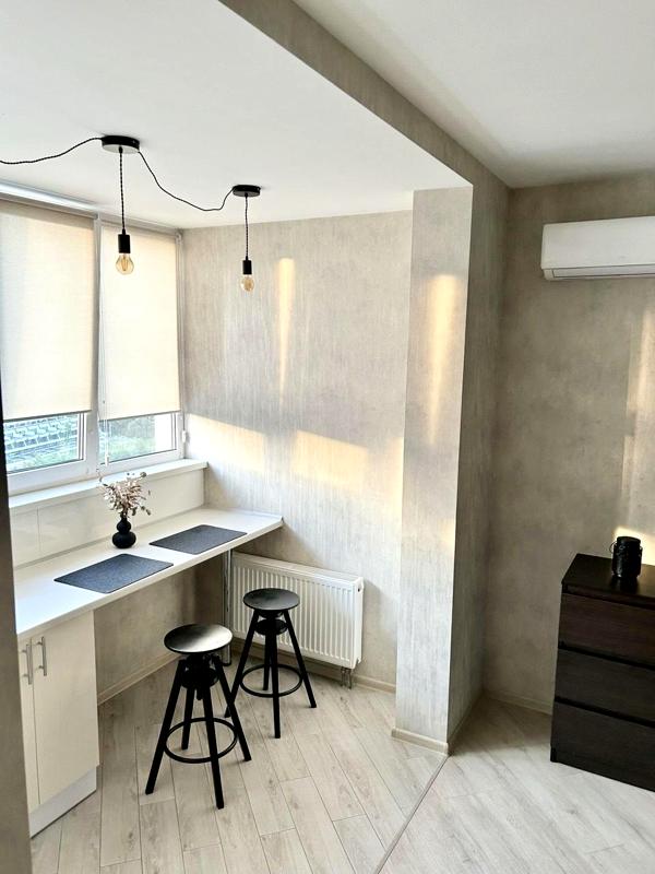 Modern 1-Bedroom Studio Apartment near Demiivska Metro