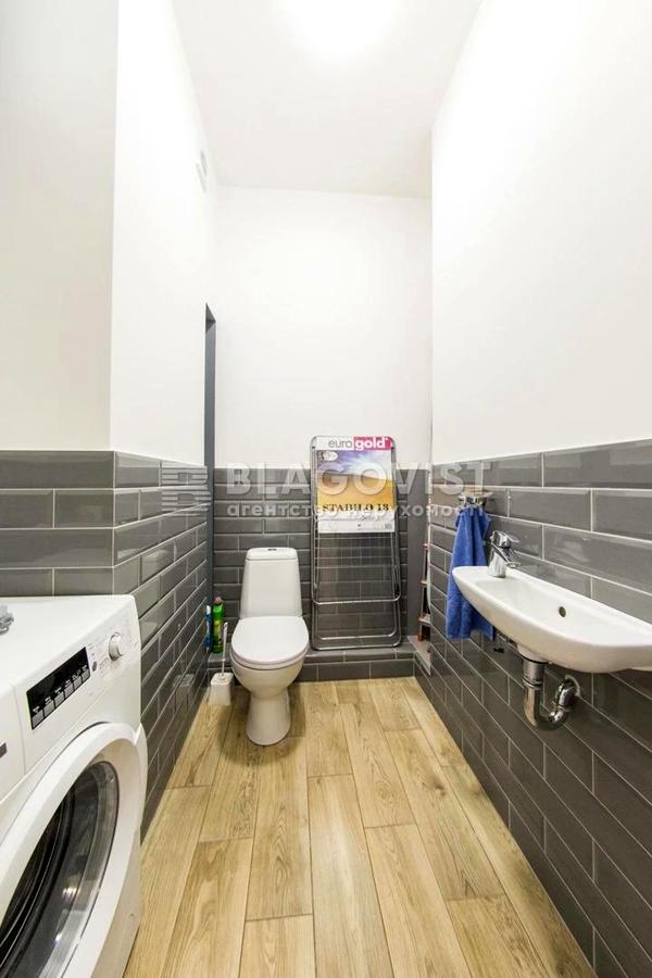 Designer Renovated Apartment in French Quarter Complex