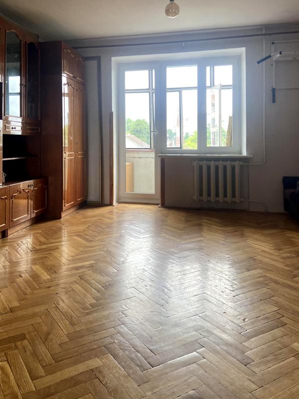 3-Room Apartment in Shevchenkivskyi District, Quiet Location, Well-Equipped
