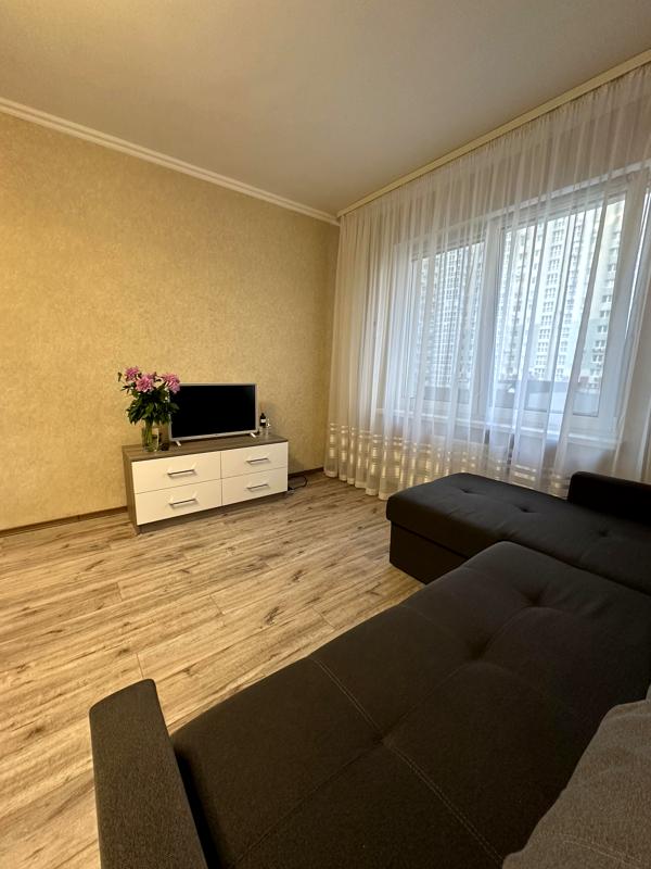 Comfortable 1-bedroom apartment near Osokorky metro, new building
