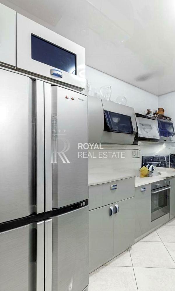 4-Room Apartment on Lesia Ukrainka Boulevard with Premium Features
