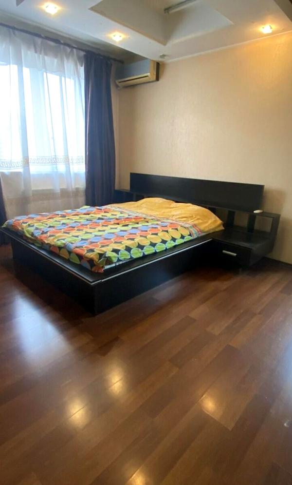 2-Room Apartment near Osokorky Metro with Designer Renovation