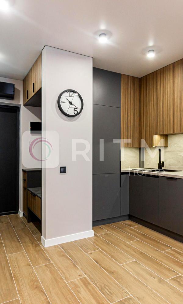 Designer 1-bedroom apartment with studio kitchen in new building