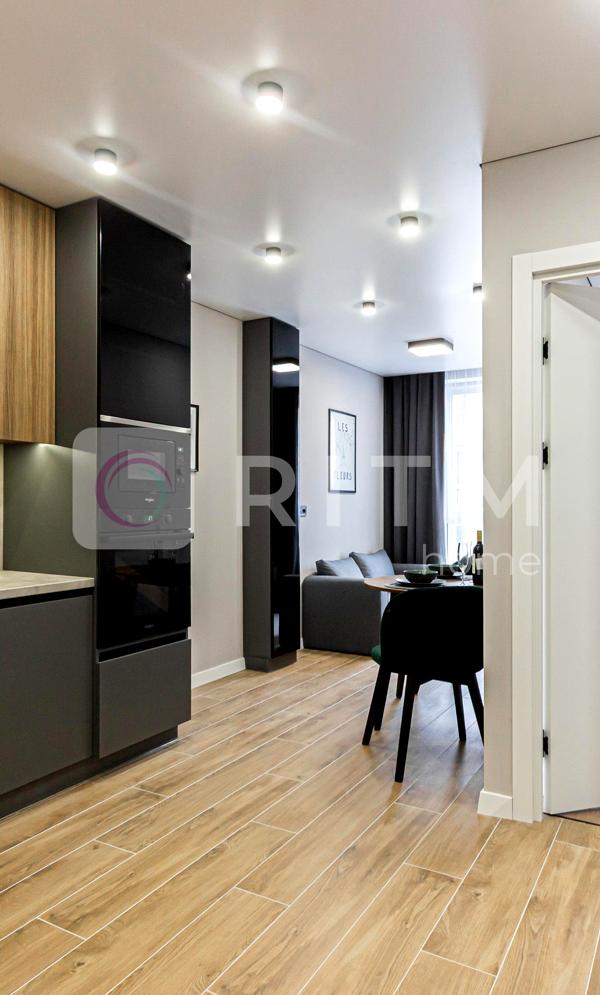 Designer 1-bedroom apartment with studio kitchen in new building