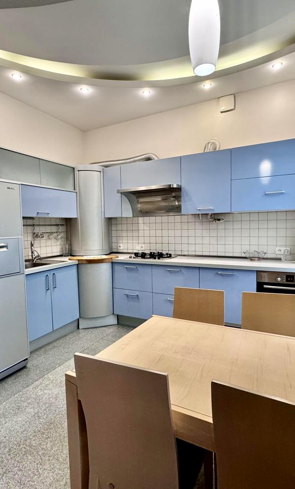 Spacious 4-Room Apartment near Botanical Garden with Jacuzzi