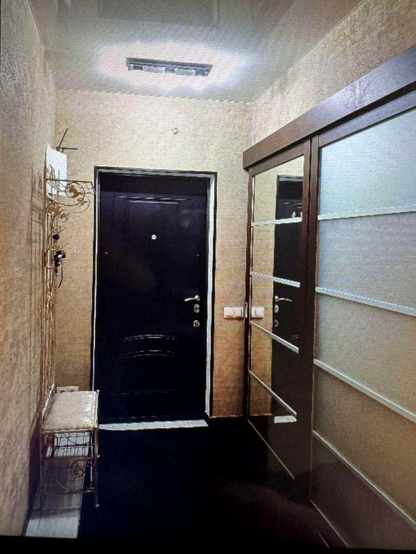2-Room Apartment in Luxemburg Complex, Family-Friendly