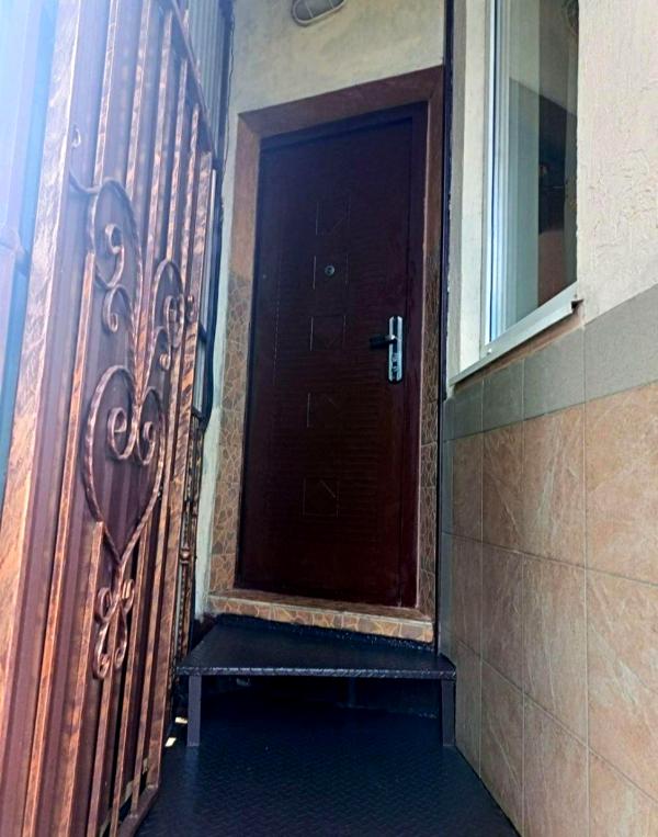 Королева және Левитан көшелерінің жанындағы жеке үйдегі 2 бөлмелі пәтер