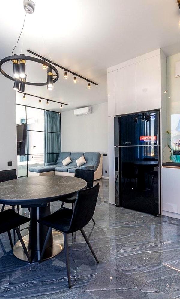 Stylish 2-Bedroom Apartment in Sunny Riviera Complex with Panoramic City Views