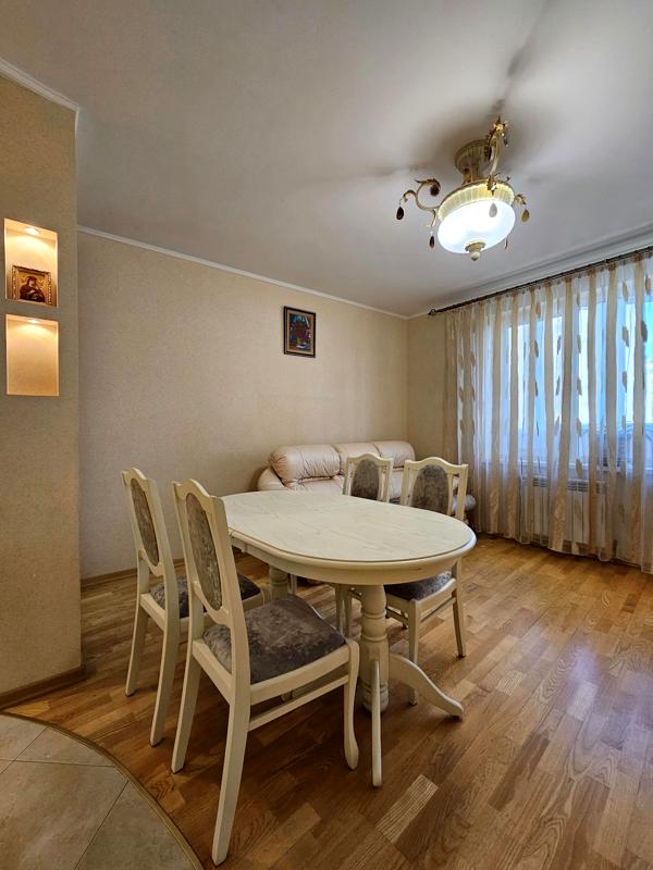 3-Room Apartment in Poznyaki District with Modern Amenities