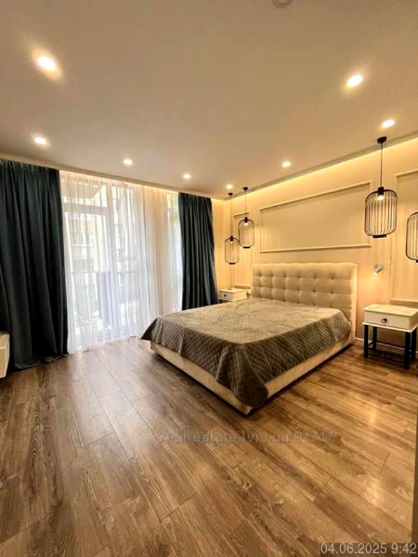 Designer-renovated 2-room apartment with studio kitchen near city center