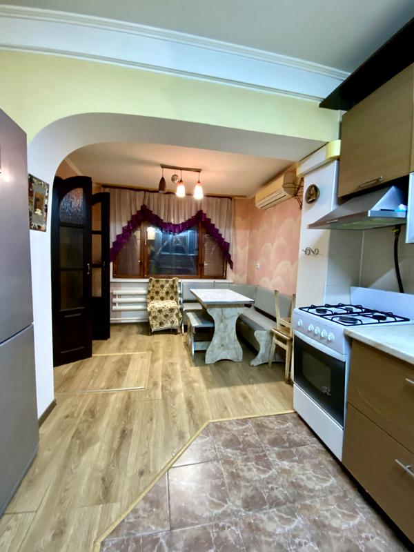 2-Room Apartment in Dniprovskyi District, Convenient Location