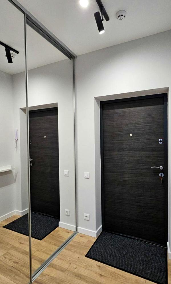 Stylish One-Bedroom Apartment in Lincoln Complex with Designer Renovation