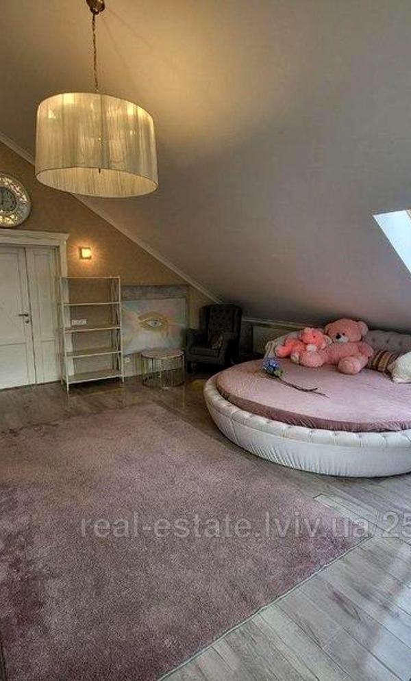 Spacious Attic Apartment with Designer Interior and Multiple Amenities