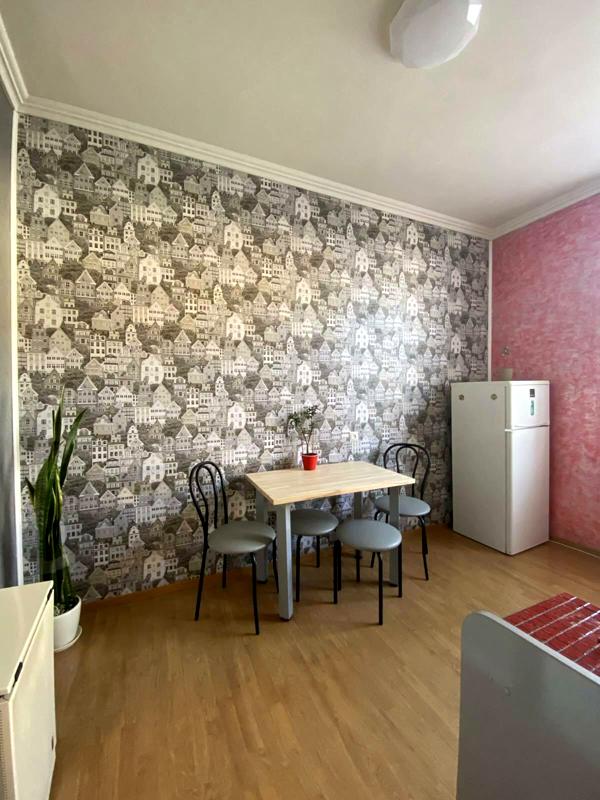 2-Room Apartment on Melnyka Street with Good Renovation