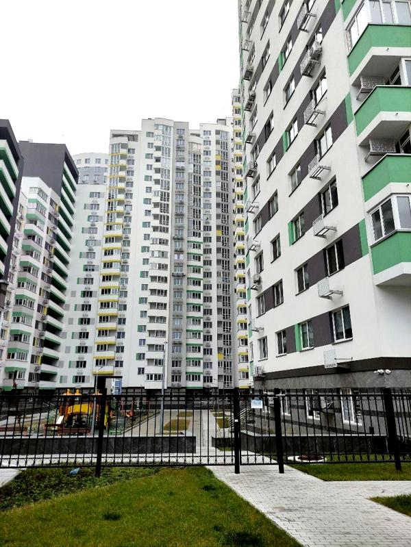 1-Bedroom Apartment near Vyrlytsia Metro with Modern Amenities