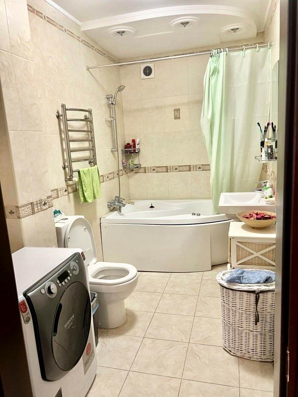 3-Room Apartment in Siniy Ptitsa Complex, First Floor, Fully Equipped