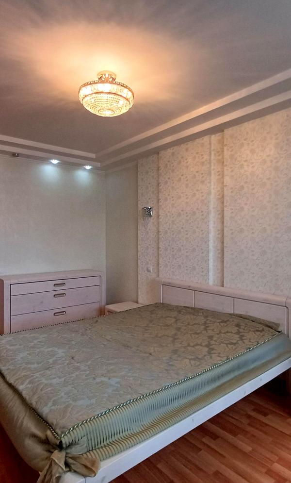Spacious 3-Bedroom Apartment in Crown Complex near Poznyaky Metro