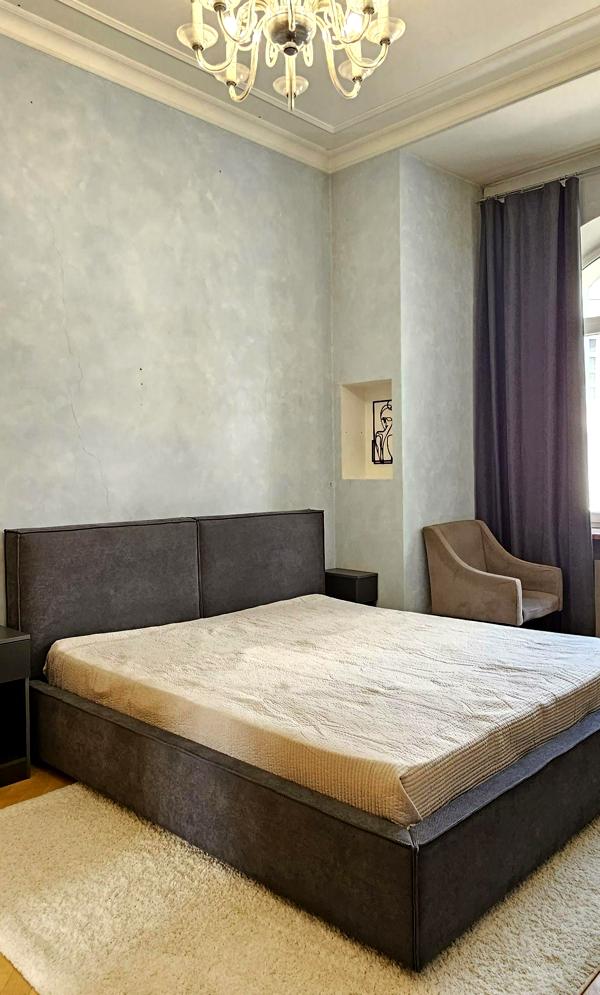 Stylish 3-Bedroom Apartment in Downtown Location