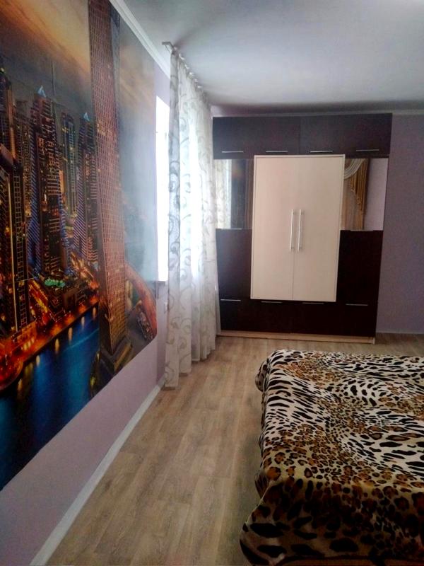 Косиора көшесіндегі 3 бөлмелі пәтер, алғашқы жалға беру