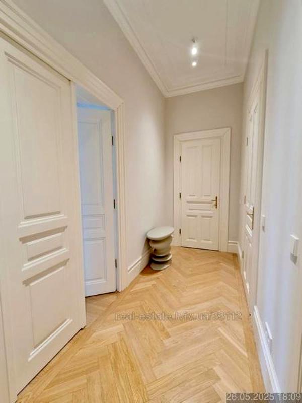 Spacious Sunny Apartment with City View near Opera Theater