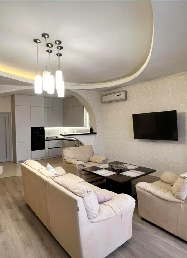 Spacious 2-bedroom apartment with designer renovation near Vuzovsky