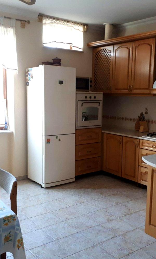 Spacious 3-Room Apartment near City Center with Fireplace