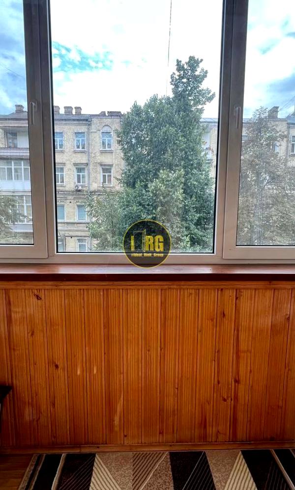 3-Room Apartment near Khreshchatyk Metro, Fully Furnished