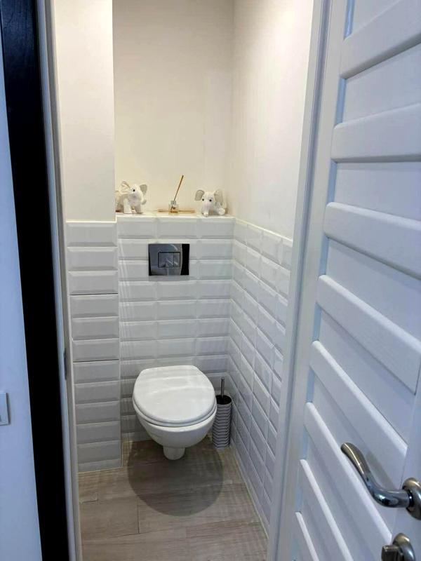 Spacious 1-bedroom apartment near Vokzalna metro with modern design and full amenities