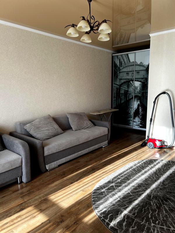 One-bedroom apartment on Malogoloskovska Street, pet-friendly, conveniently located