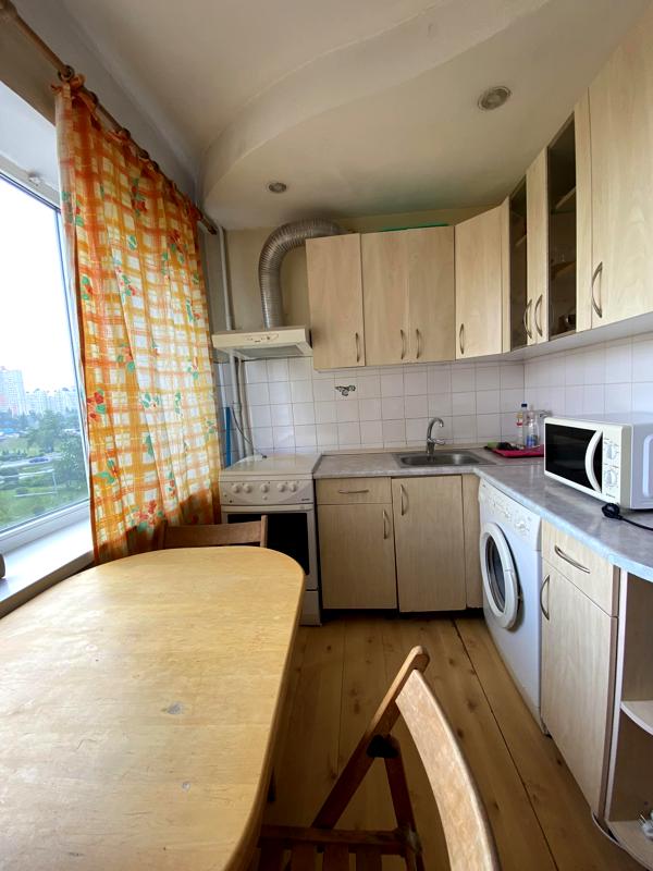 1-Bedroom Apartment Near Chernihivska Metro with Park Proximity