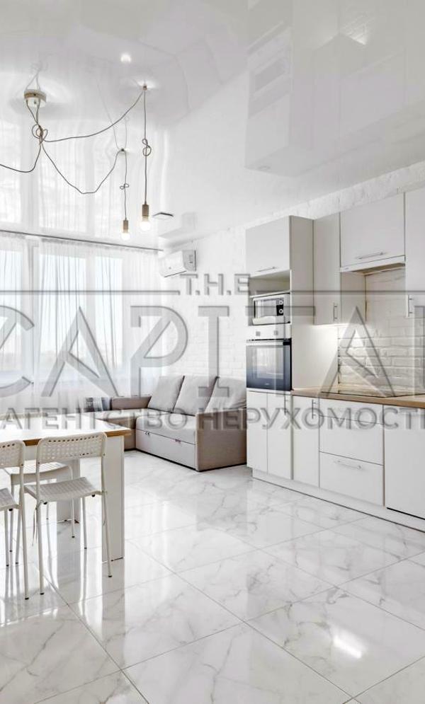 Spacious 2-Bedroom Apartment on 25th Floor with Designer Renovation