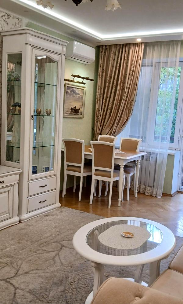 Spacious Centrally Located Apartment in Kyiv with Designer Renovation