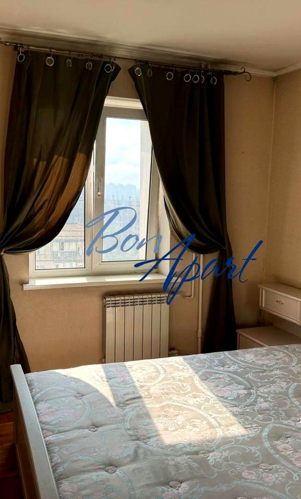 3-Room Apartment on the Dnipro River with Balcony and River View