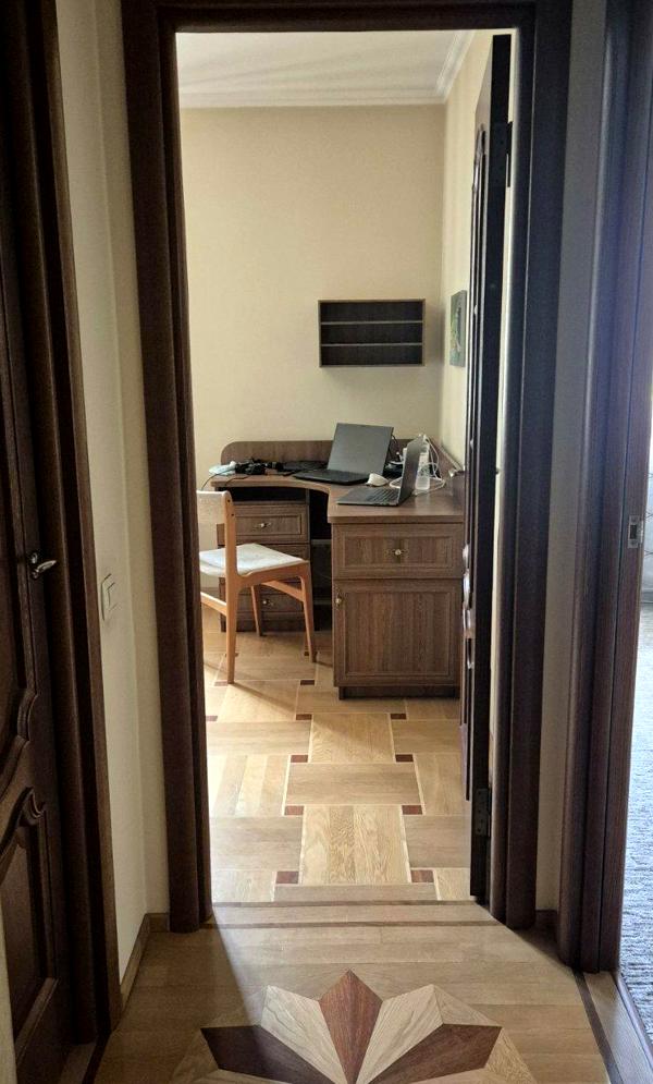 Spacious 3-Room Apartment near City Center with Fireplace