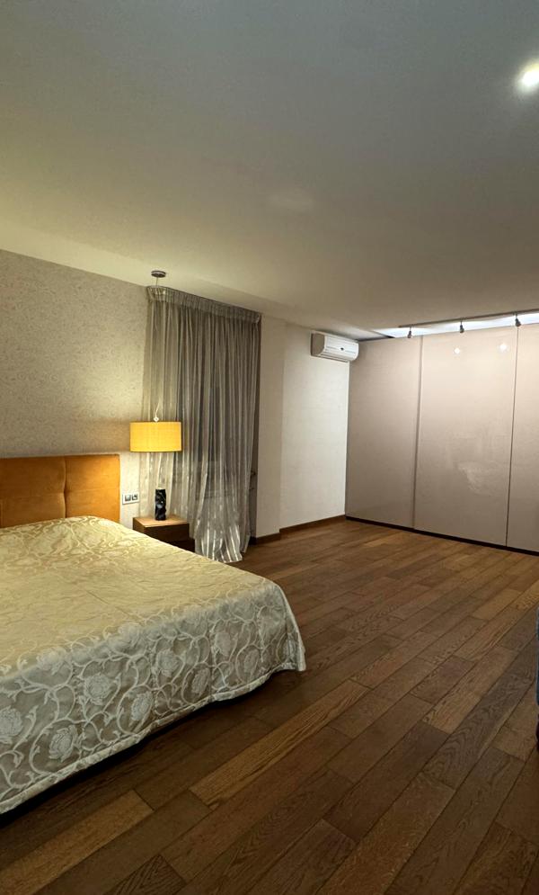 Spacious 4-room apartment in Podil, historic area, premium features