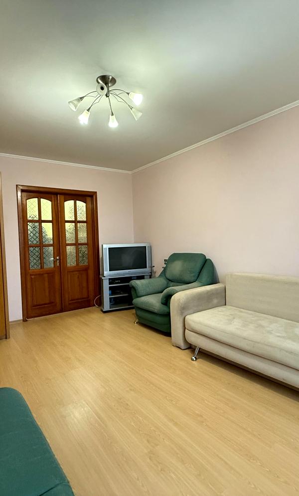 Spacious 3-Room Apartment in Kyiv's Green District