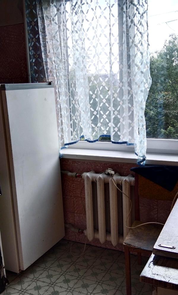 Two-room apartment near Motozavod, needs cosmetic whitewashing