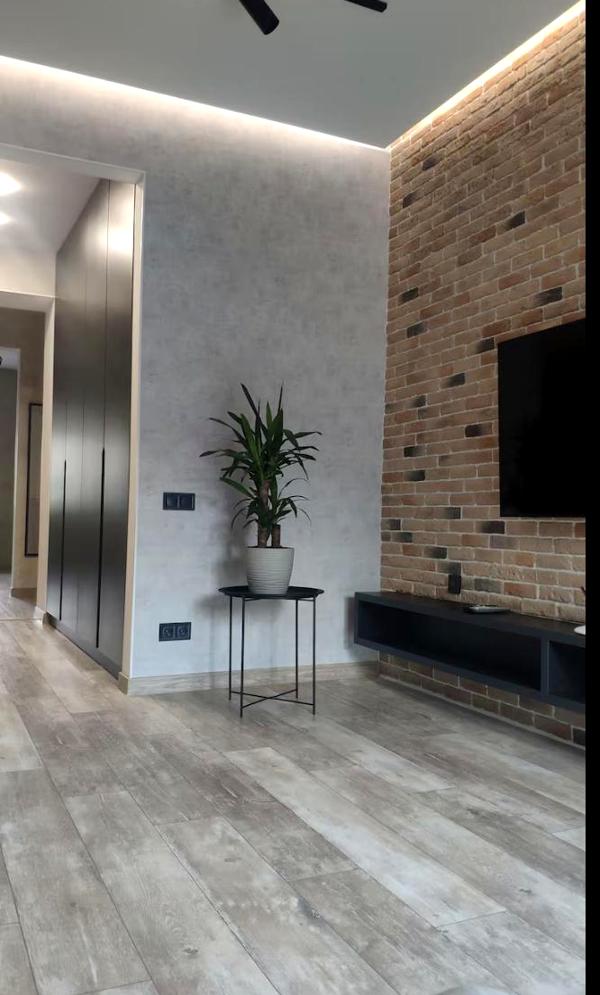 Spacious 1-bedroom apartment in city center with designer renovation